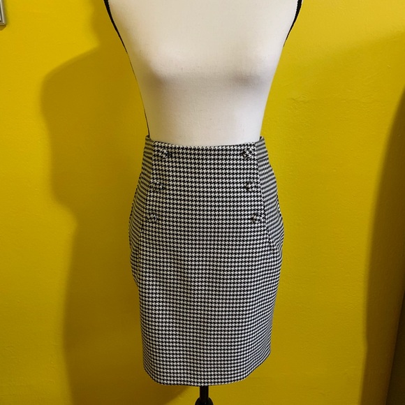 H&M Dresses & Skirts - 🌸5/$25 H&M Plaid Skirt with Button Detail